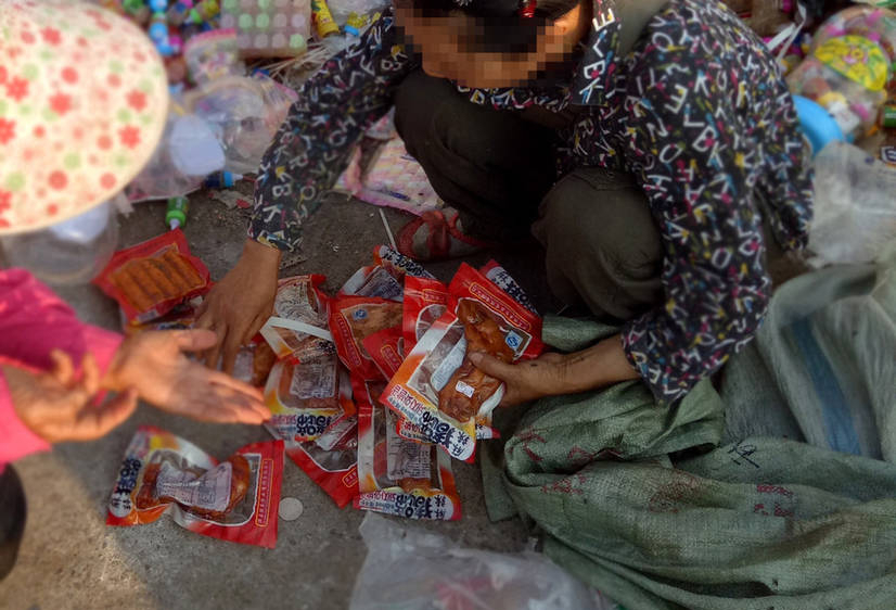 菜贩垃圾中扒捡咸菜,准备重新出售