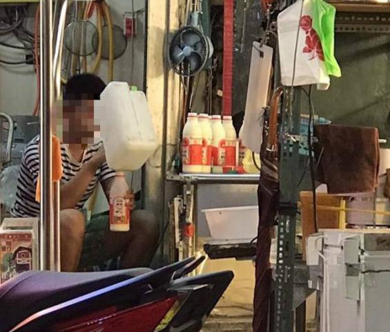 台湾夜市饮料摊被爆用“假奶”骗顾客